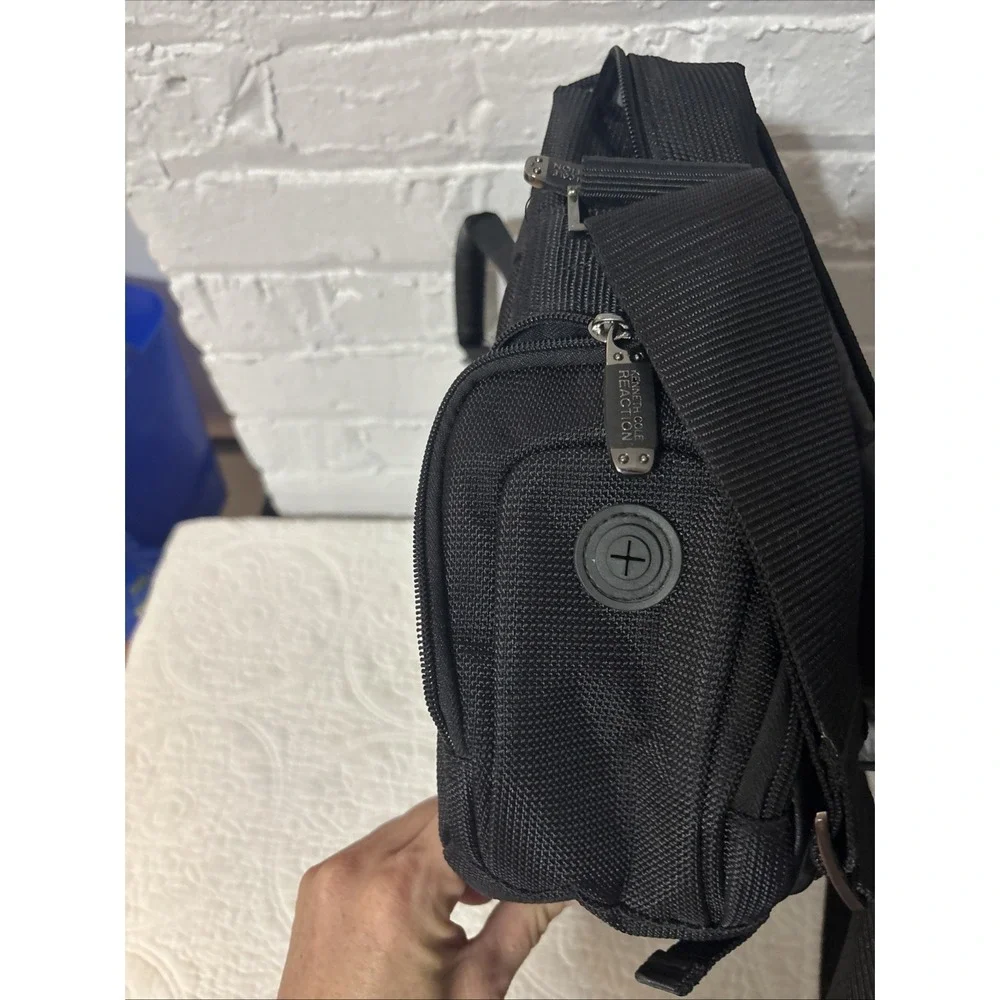 KENNETH COLE REACTION R-Tech Black laptop bag with shoulder‎ strap very nice!